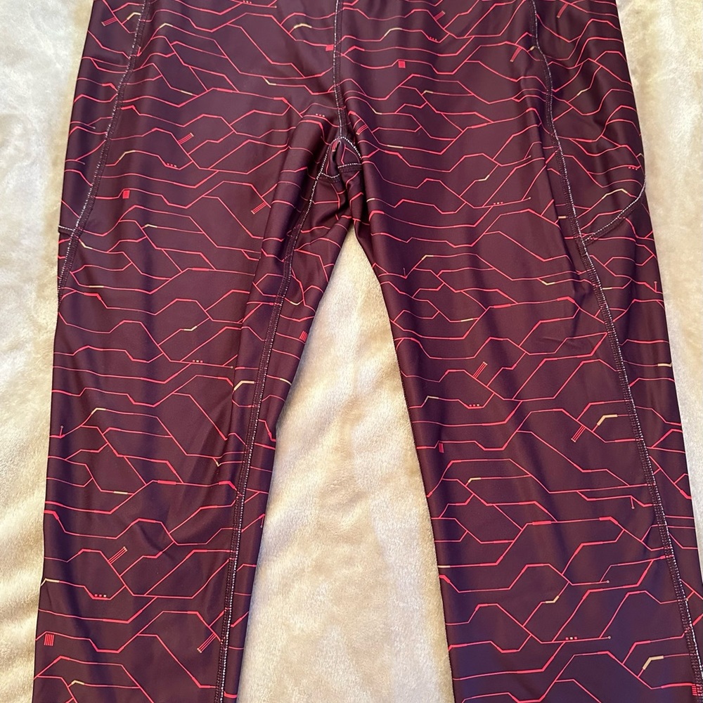 Geometric Patterned Leggings - Picture 9 of 10